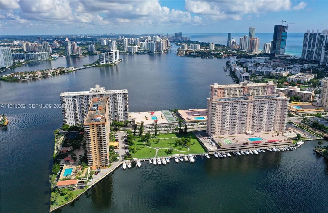 For Sale: $375,000 (2 beds, 2 baths, 1087 Square Feet)