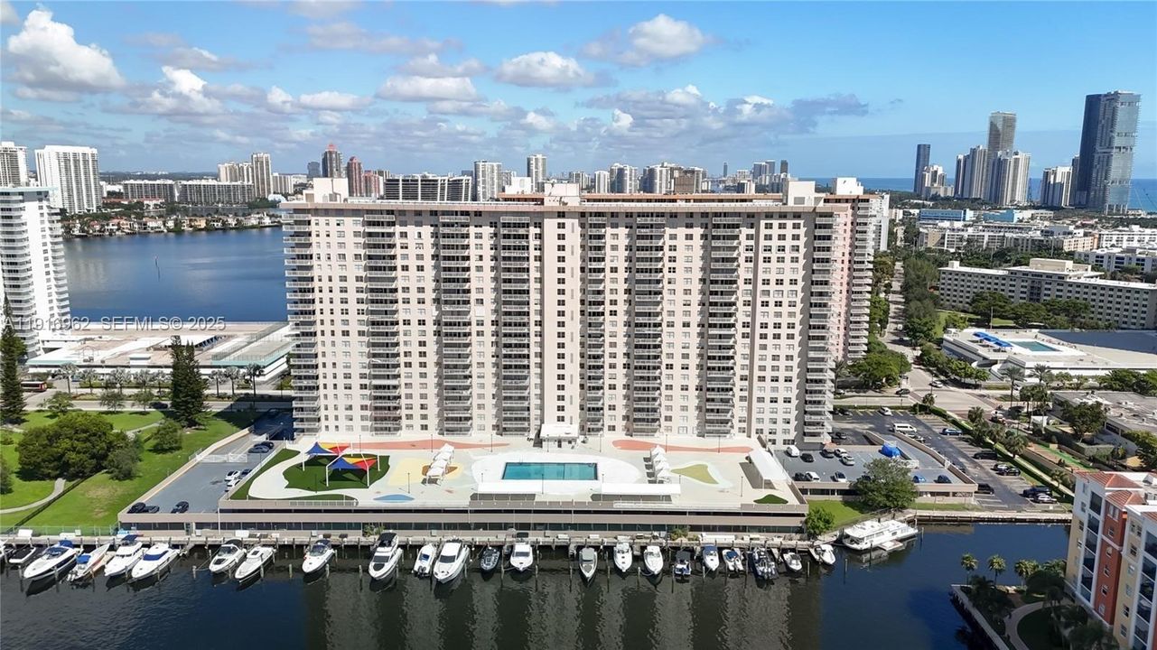 For Sale: $375,000 (2 beds, 2 baths, 1087 Square Feet)