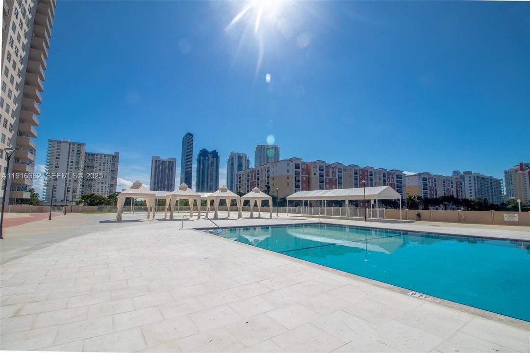 For Sale: $375,000 (2 beds, 2 baths, 1087 Square Feet)