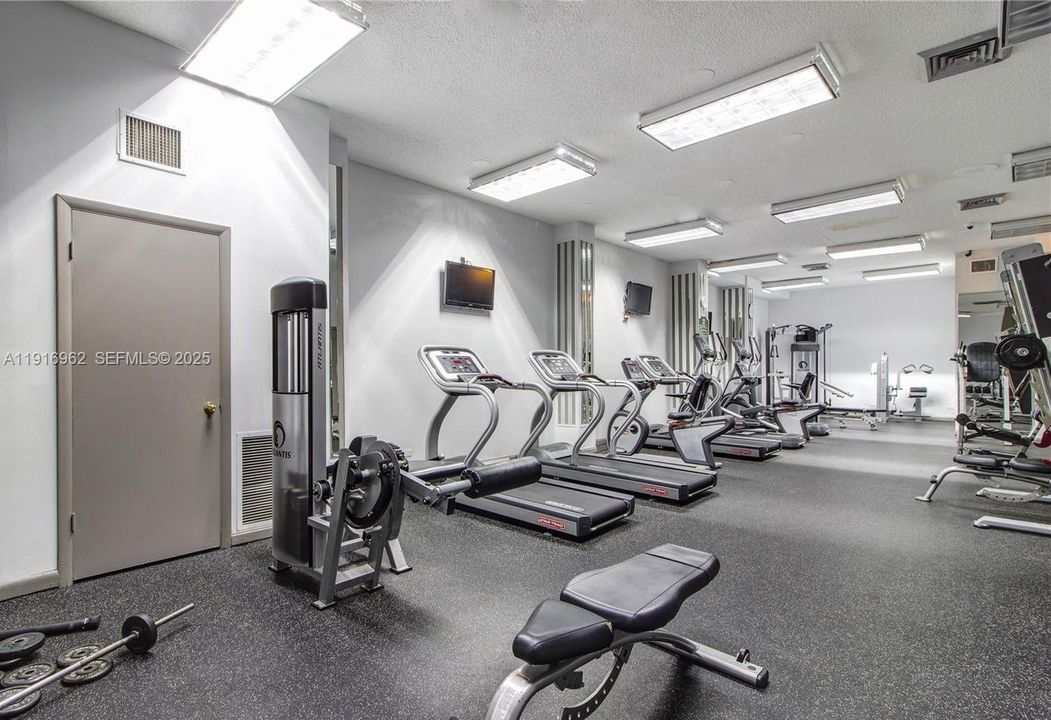 For Sale: $375,000 (2 beds, 2 baths, 1087 Square Feet)