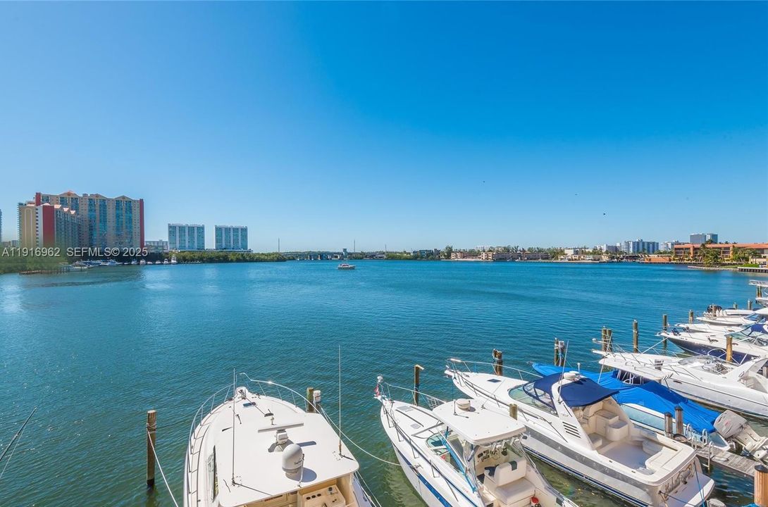 For Sale: $375,000 (2 beds, 2 baths, 1087 Square Feet)