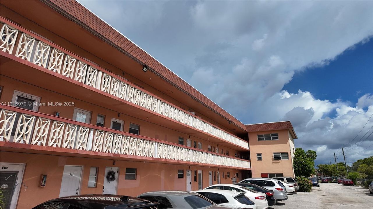 出租: $1,550 (1 贝兹, 1 浴室, 850 平方英尺)