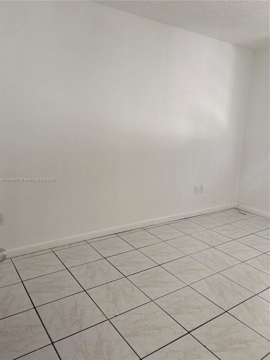 出租: $1,800 (2 贝兹, 1 浴室, 20958 平方英尺)