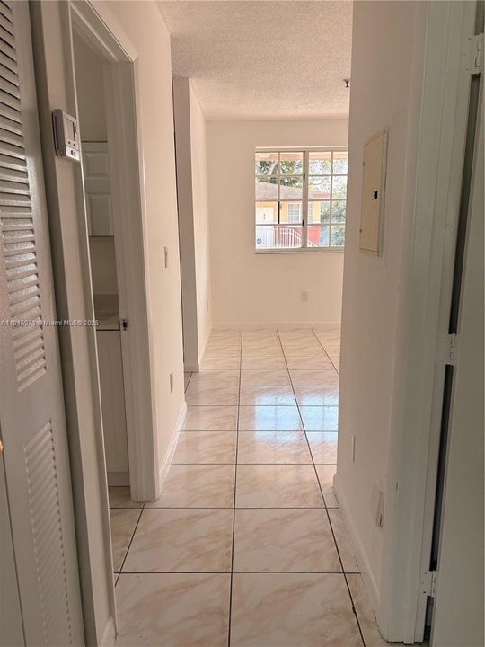 出租: $1,800 (2 贝兹, 1 浴室, 20958 平方英尺)