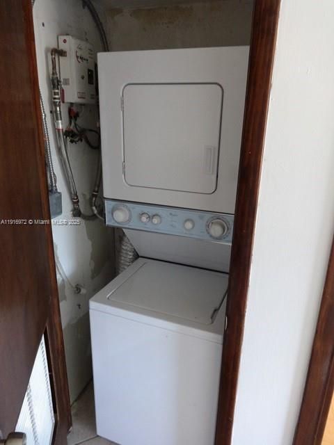 待售: $320,000 (2 贝兹, 2 浴室, 975 平方英尺)