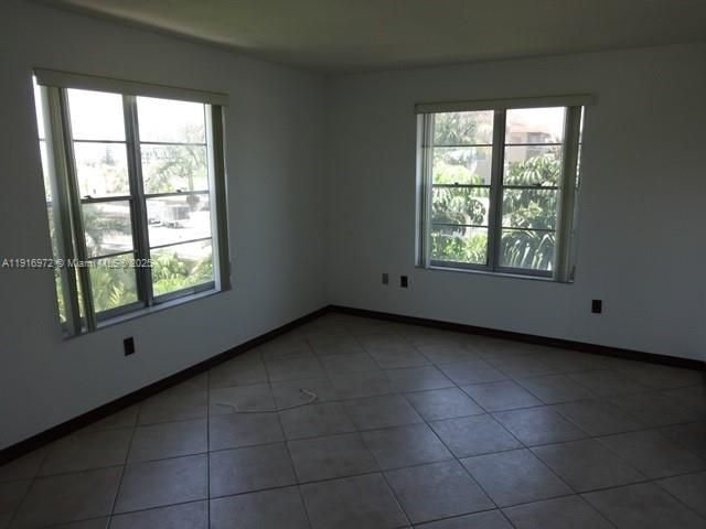 待售: $320,000 (2 贝兹, 2 浴室, 975 平方英尺)