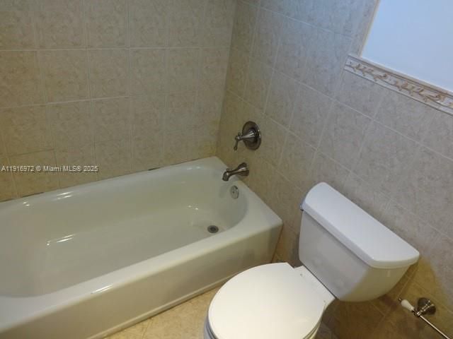 待售: $320,000 (2 贝兹, 2 浴室, 975 平方英尺)