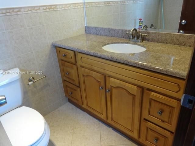 待售: $320,000 (2 贝兹, 2 浴室, 975 平方英尺)