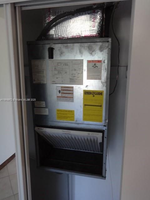 待售: $320,000 (2 贝兹, 2 浴室, 975 平方英尺)