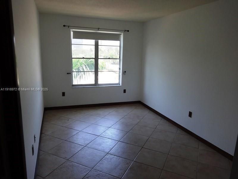 待售: $320,000 (2 贝兹, 2 浴室, 975 平方英尺)