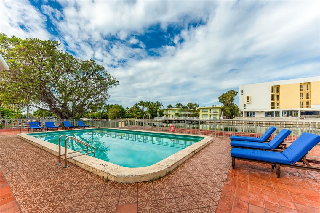 En Venta: $300,000 (3 camas, 2 baños, 1110 Pies cuadrados)