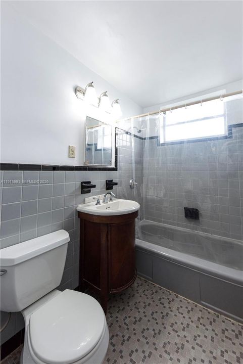 En Venta: $300,000 (3 camas, 2 baños, 1110 Pies cuadrados)