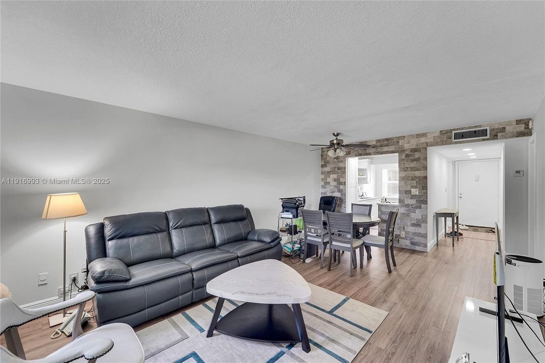 待售: $138,900 (1 贝兹, 1 浴室, 800 平方英尺)