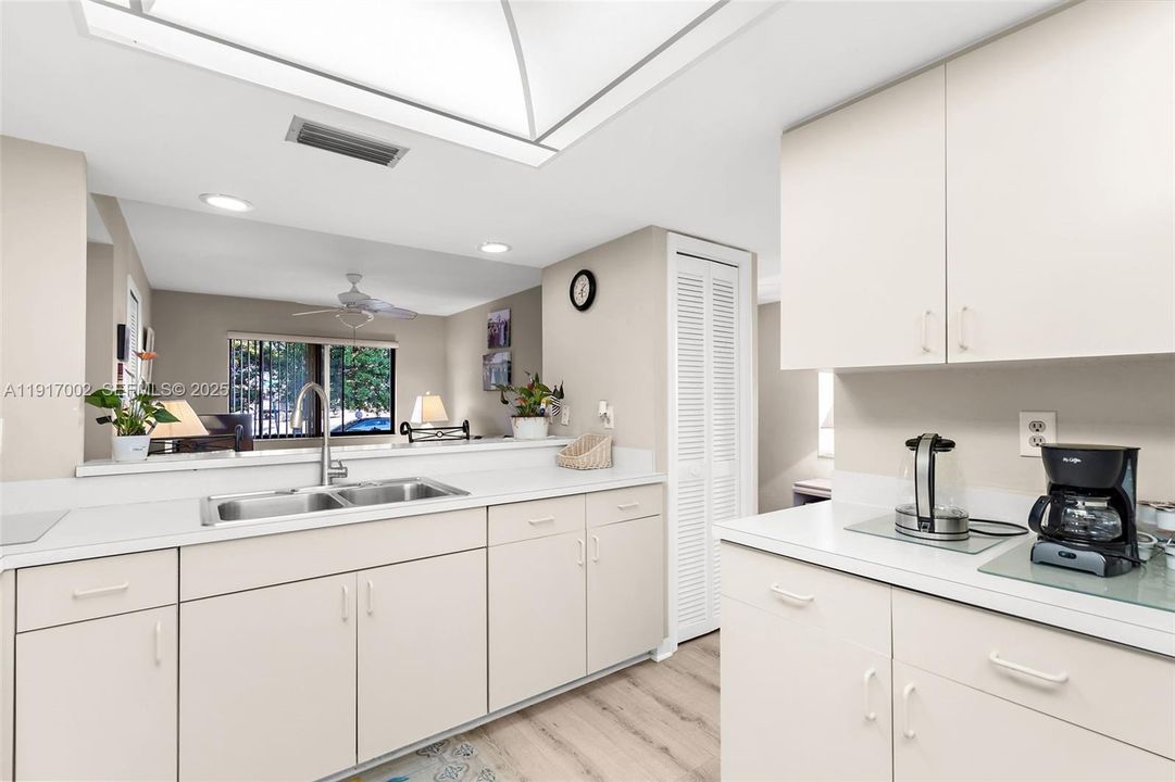 待售: $269,000 (2 贝兹, 2 浴室, 1504 平方英尺)