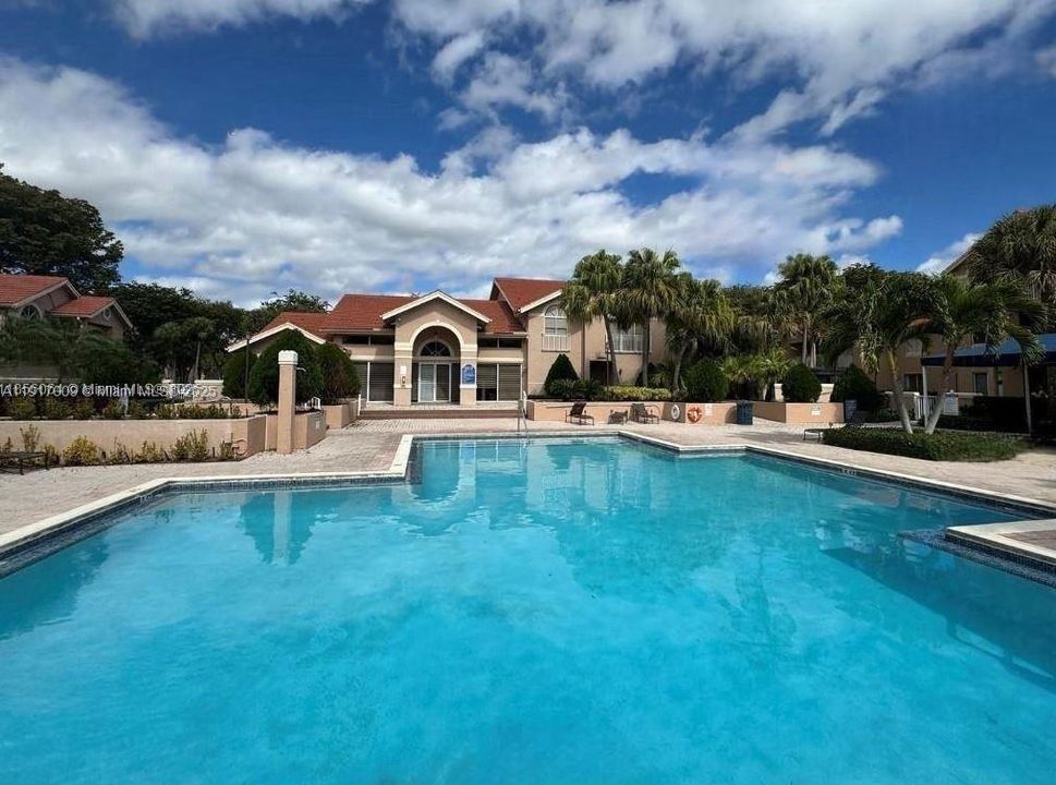 For Rent: $2,200 (2 beds, 2 baths, 1075 Square Feet)