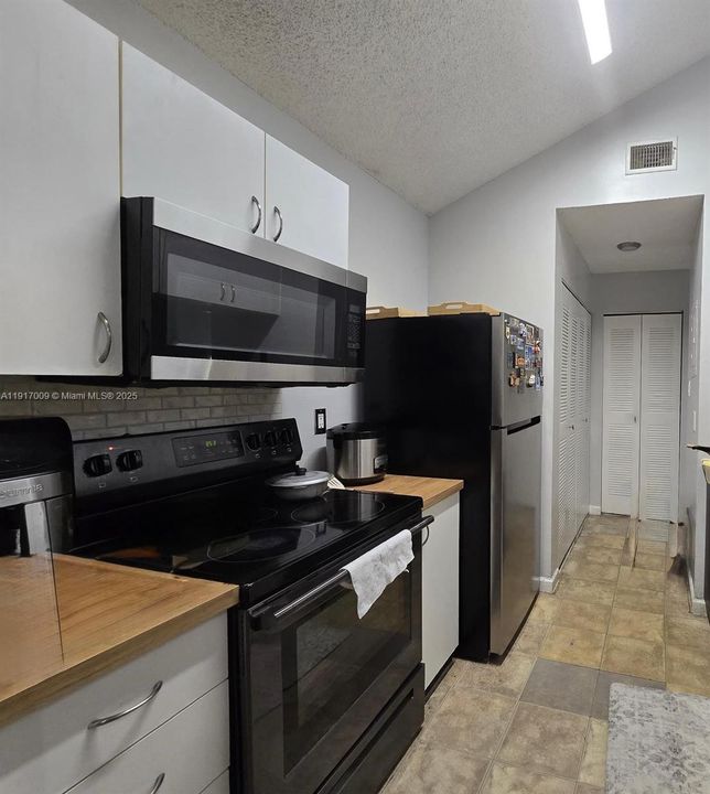For Rent: $2,200 (2 beds, 2 baths, 1075 Square Feet)