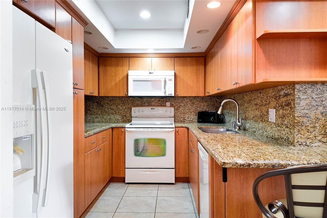 For Sale: $339,000 (1 beds, 1 baths, 870 Square Feet)