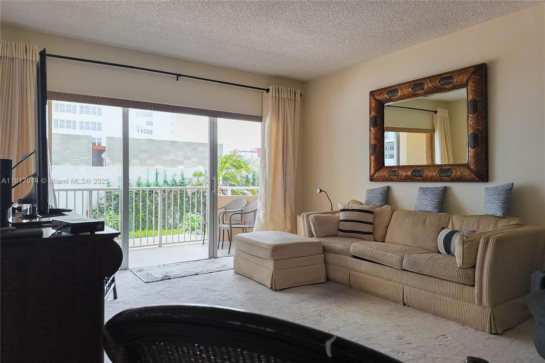 For Sale: $339,000 (1 beds, 1 baths, 870 Square Feet)