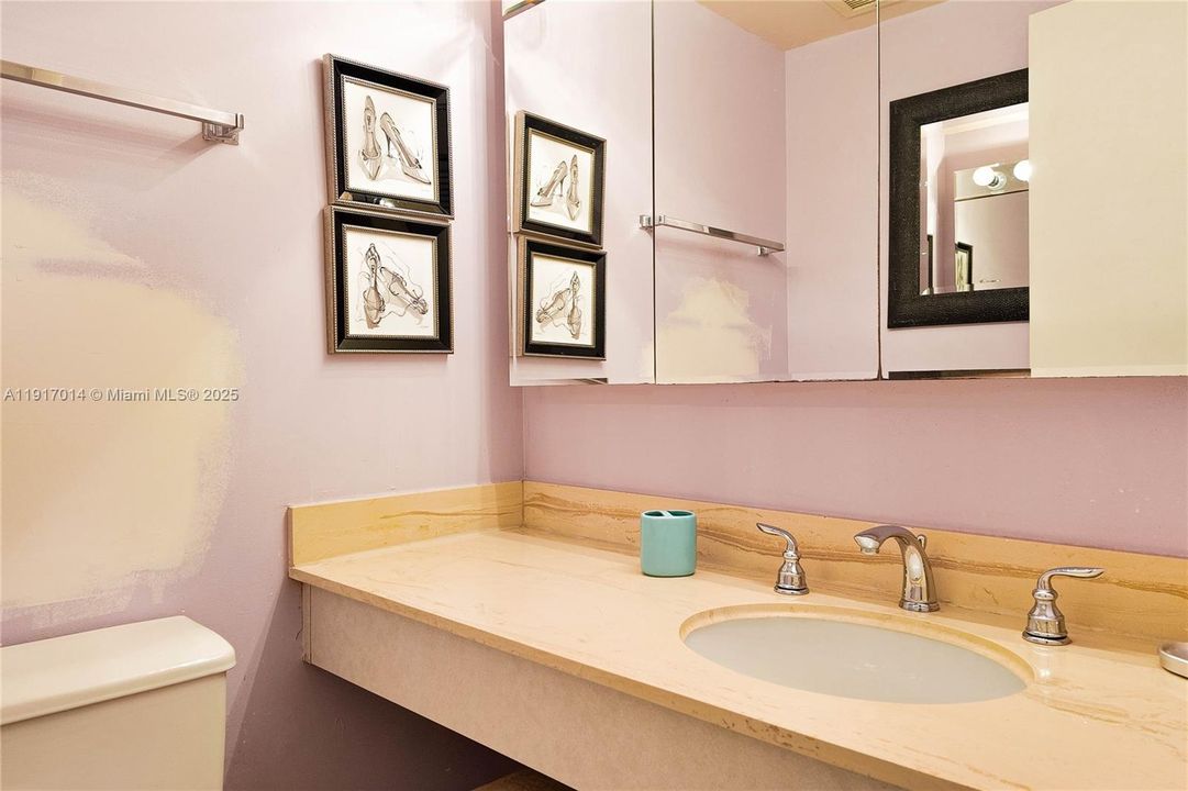 For Sale: $339,000 (1 beds, 1 baths, 870 Square Feet)