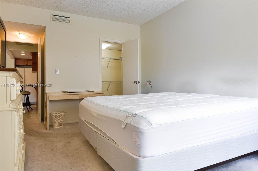 For Sale: $339,000 (1 beds, 1 baths, 870 Square Feet)