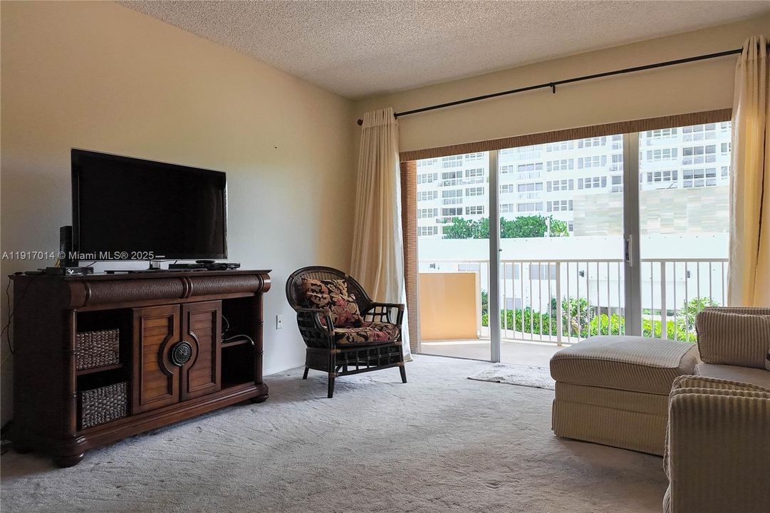 For Sale: $339,000 (1 beds, 1 baths, 870 Square Feet)