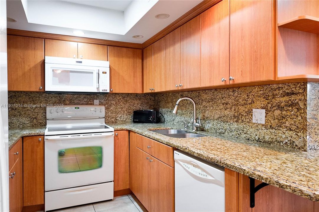 For Sale: $339,000 (1 beds, 1 baths, 870 Square Feet)