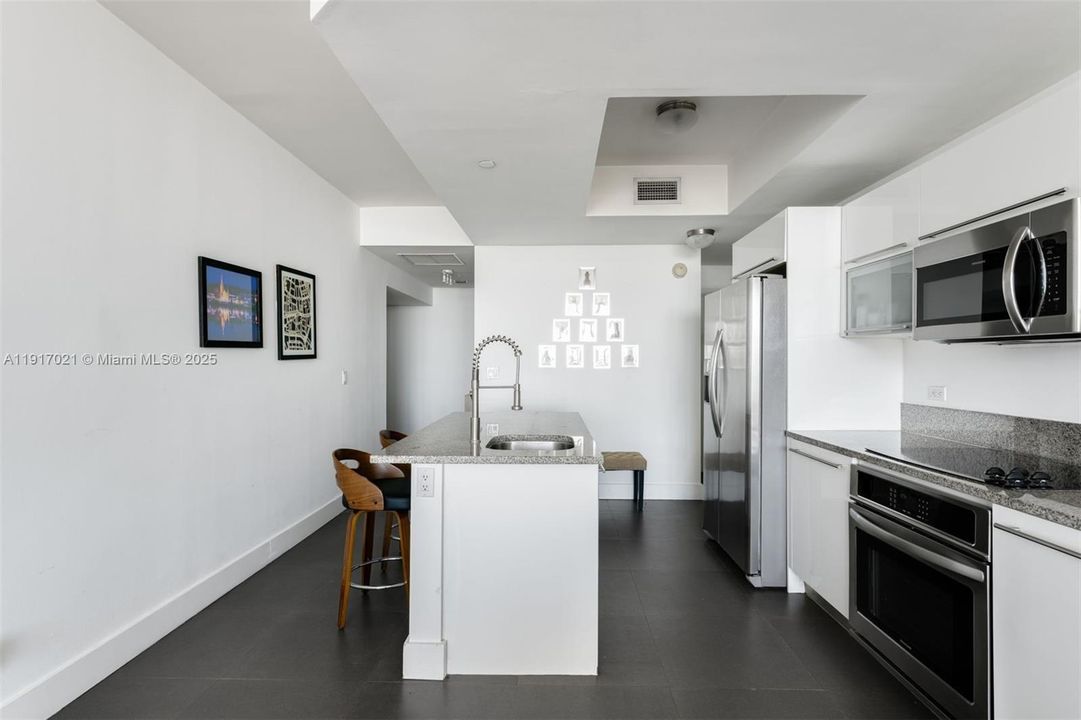 В аренду: $4,700 (2 спален, 2 ванн, 1208 Квадратных фут)