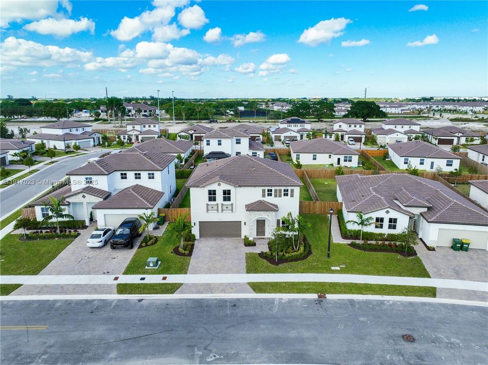 En Venta: $699,900 (4 camas, 2 baños, 2640 Pies cuadrados)