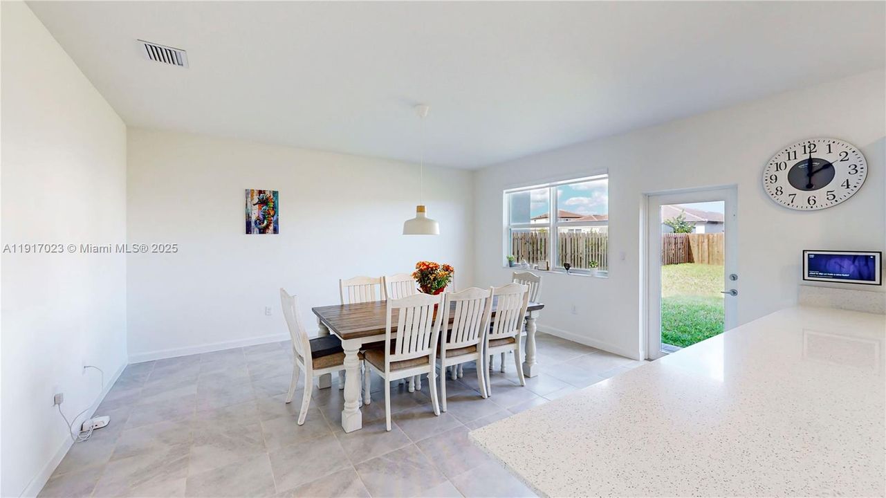 En Venta: $699,900 (4 camas, 2 baños, 2640 Pies cuadrados)