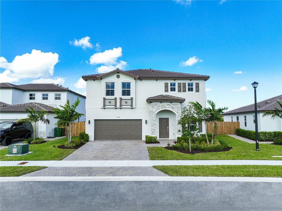 En Venta: $699,900 (4 camas, 2 baños, 2640 Pies cuadrados)