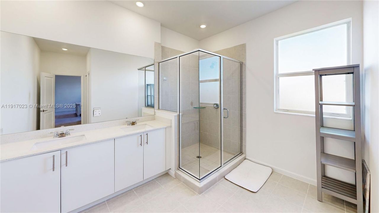 En Venta: $699,900 (4 camas, 2 baños, 2640 Pies cuadrados)