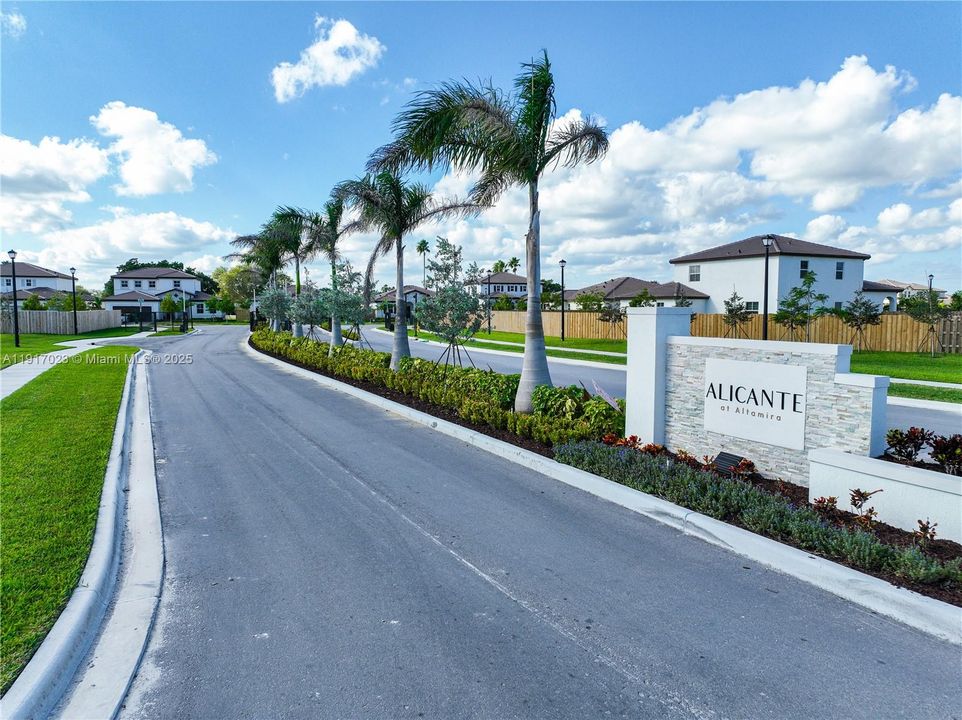 En Venta: $699,900 (4 camas, 2 baños, 2640 Pies cuadrados)