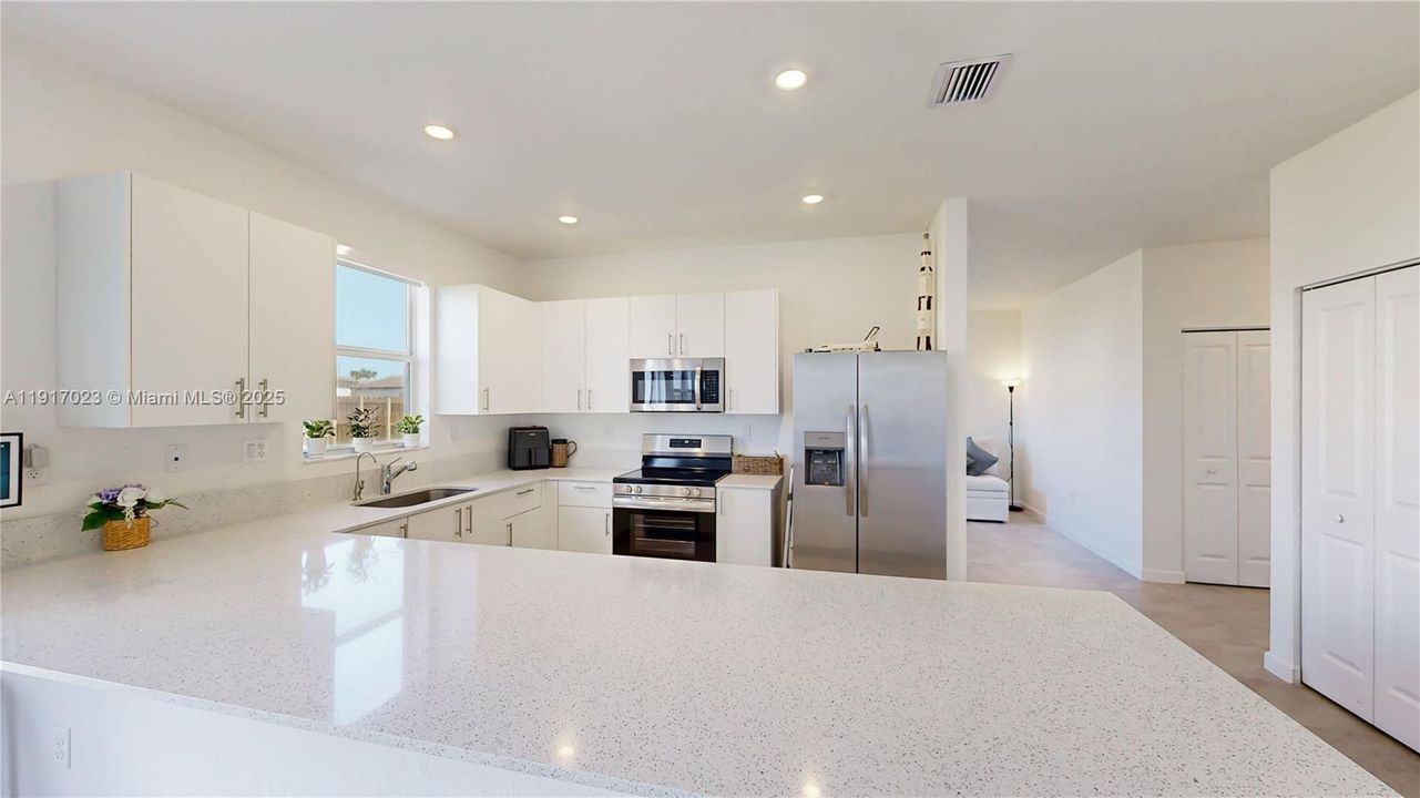 En Venta: $699,900 (4 camas, 2 baños, 2640 Pies cuadrados)