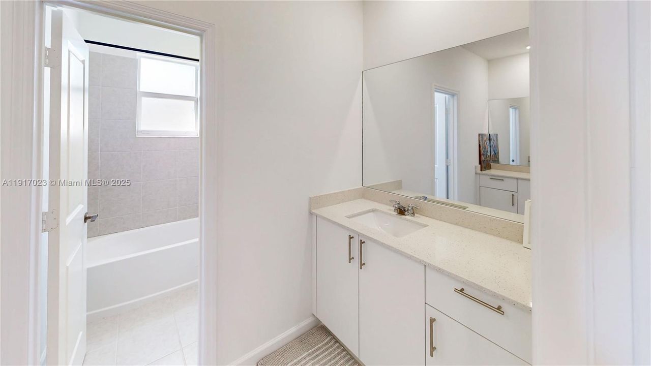 En Venta: $699,900 (4 camas, 2 baños, 2640 Pies cuadrados)