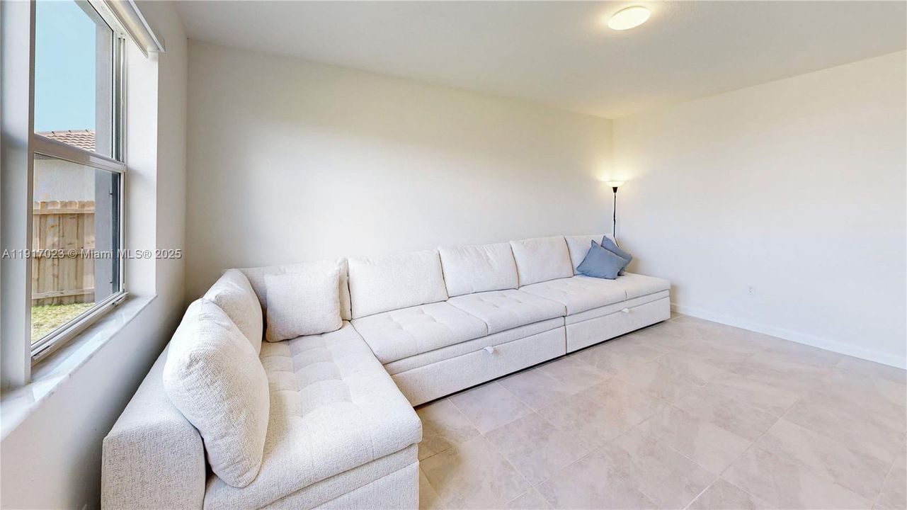 En Venta: $699,900 (4 camas, 2 baños, 2640 Pies cuadrados)