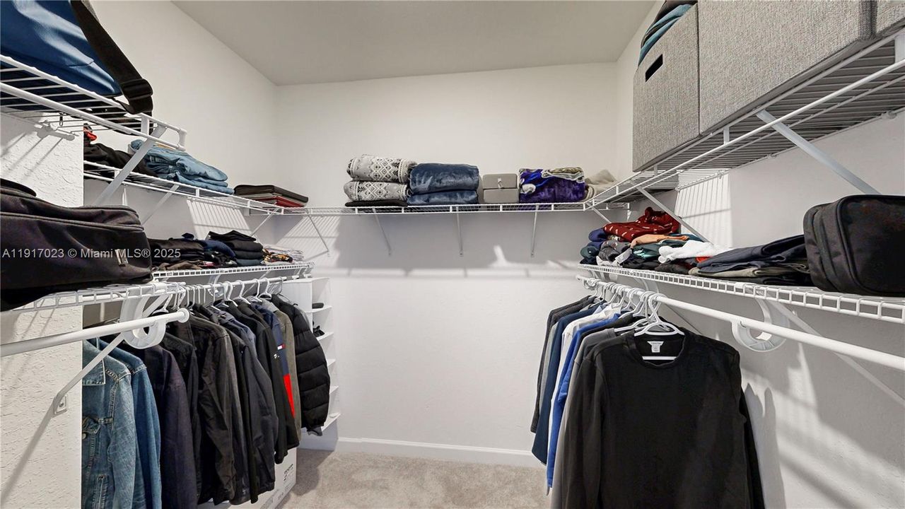 En Venta: $699,900 (4 camas, 2 baños, 2640 Pies cuadrados)