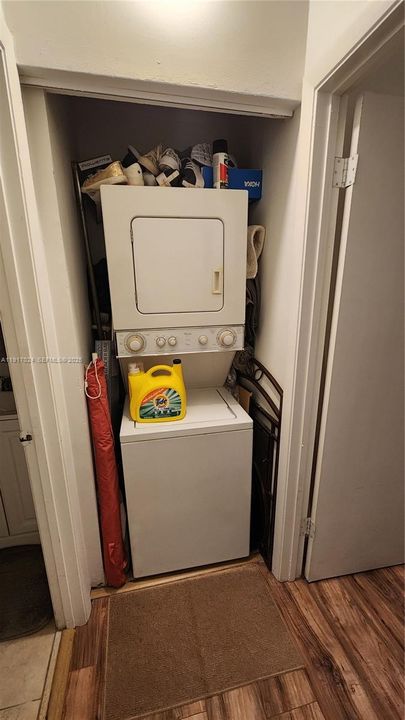 待售: $220,000 (2 贝兹, 2 浴室, 807 平方英尺)