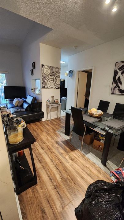 待售: $220,000 (2 贝兹, 2 浴室, 807 平方英尺)