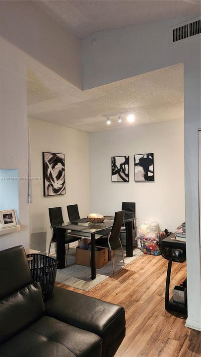 待售: $220,000 (2 贝兹, 2 浴室, 807 平方英尺)