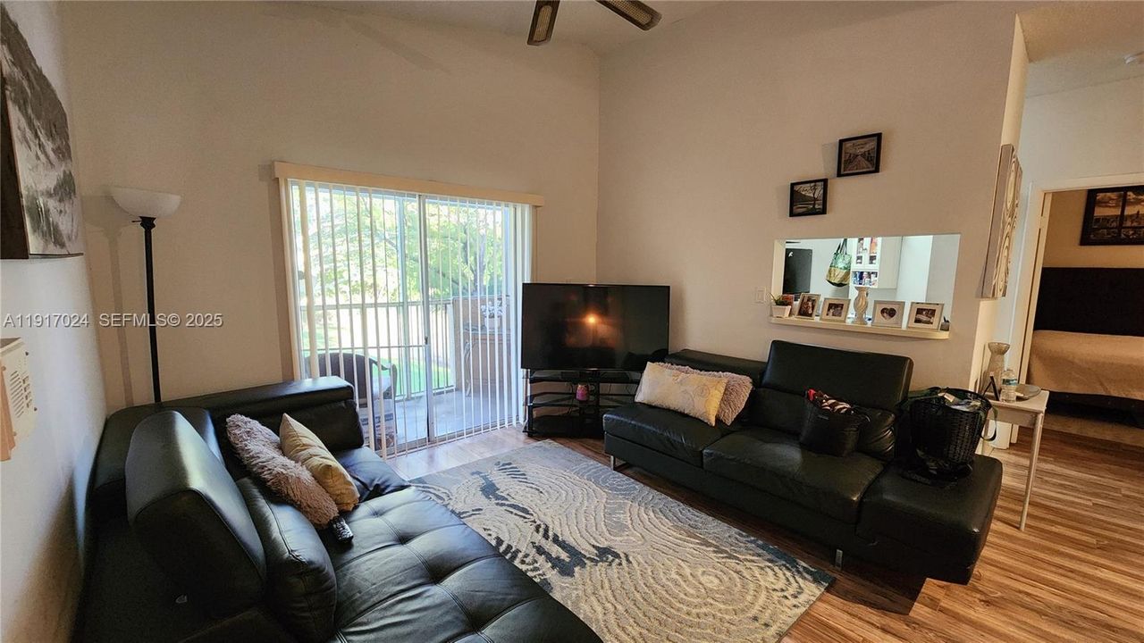 待售: $220,000 (2 贝兹, 2 浴室, 807 平方英尺)