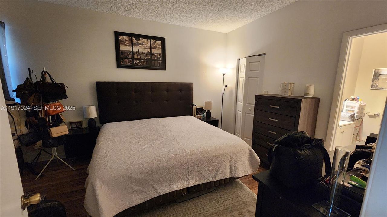 待售: $220,000 (2 贝兹, 2 浴室, 807 平方英尺)