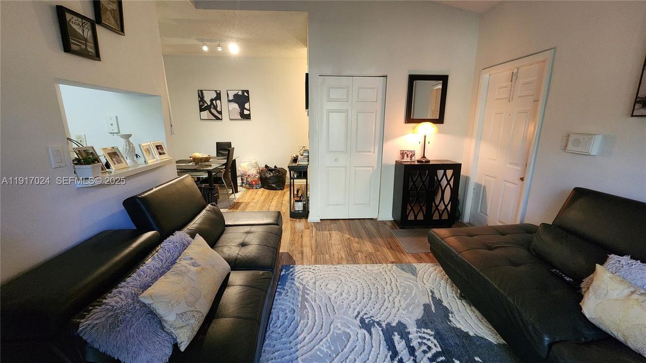 待售: $220,000 (2 贝兹, 2 浴室, 807 平方英尺)