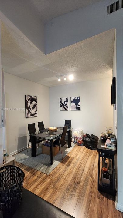 待售: $220,000 (2 贝兹, 2 浴室, 807 平方英尺)