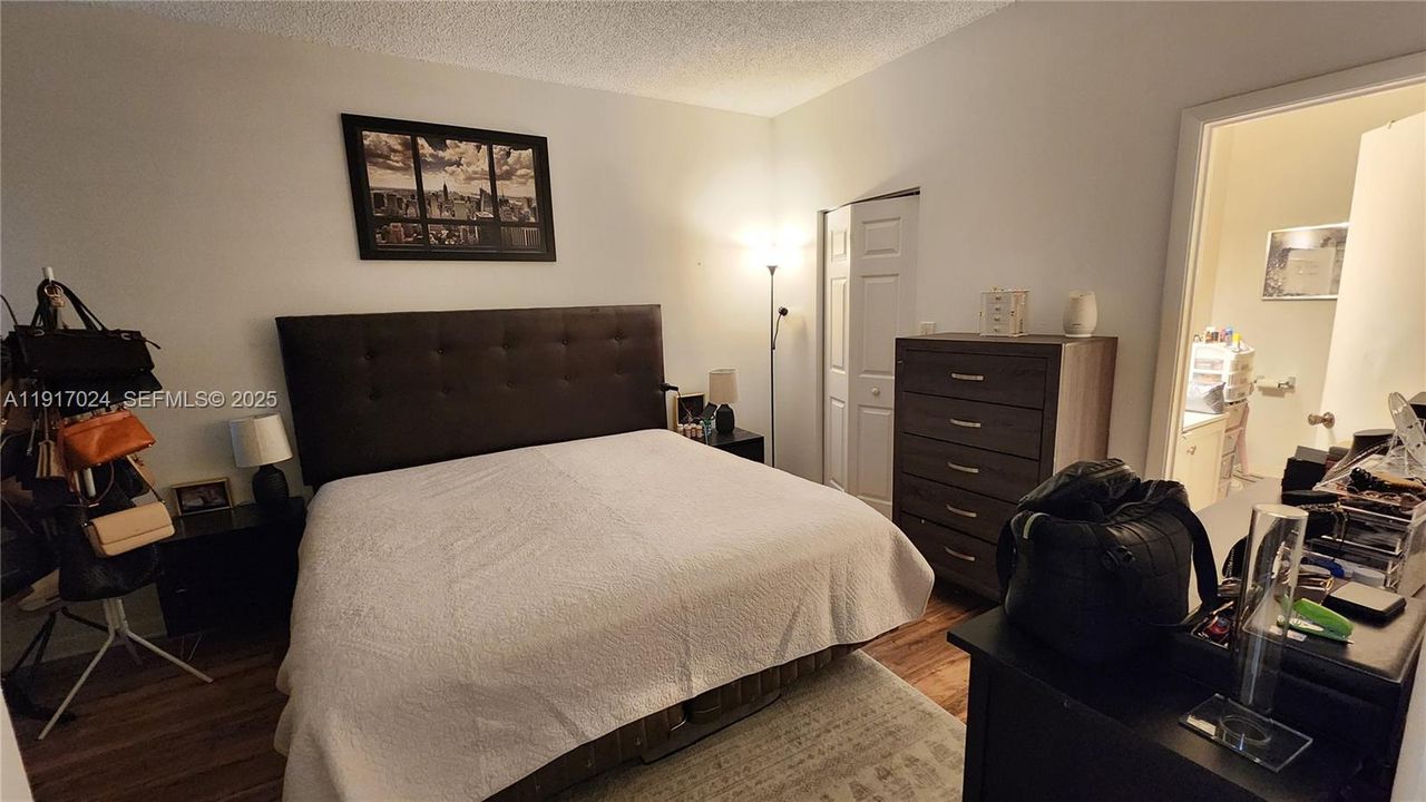 待售: $220,000 (2 贝兹, 2 浴室, 807 平方英尺)