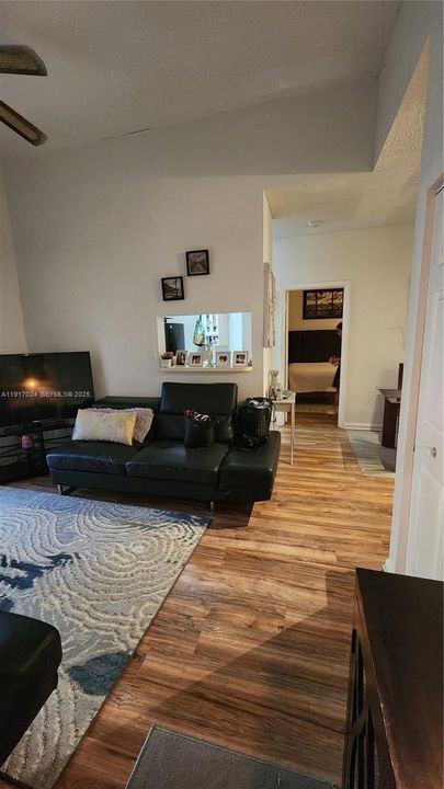 待售: $220,000 (2 贝兹, 2 浴室, 807 平方英尺)