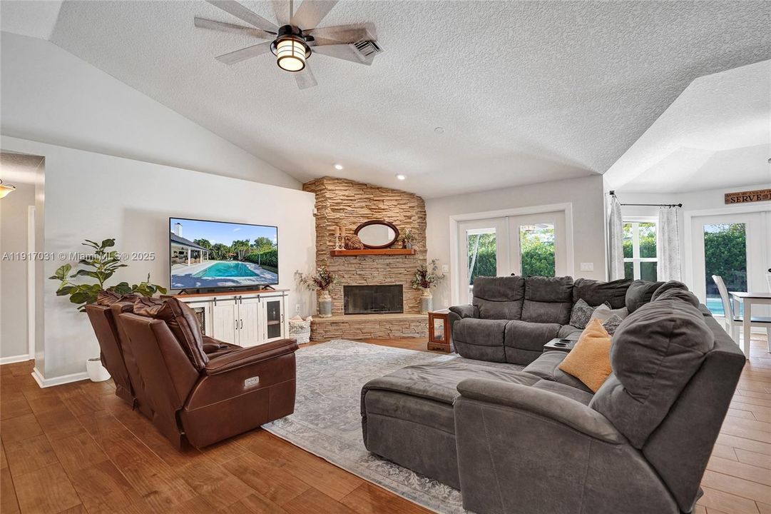 For Sale: $835,000 (4 beds, 2 baths, 2552 Square Feet)