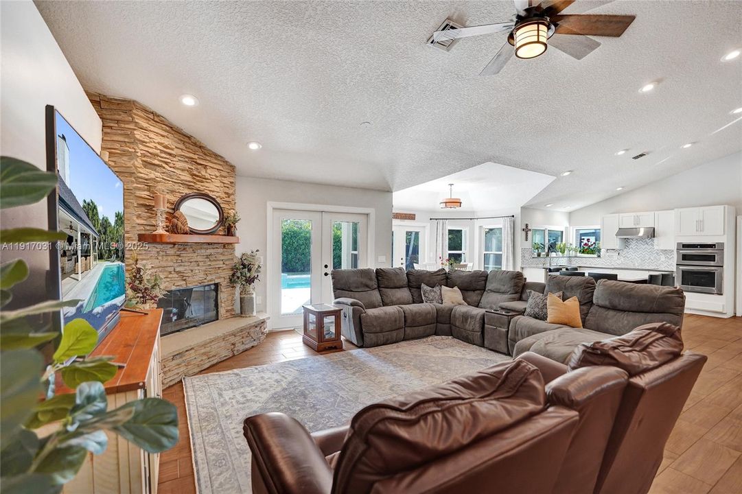 For Sale: $835,000 (4 beds, 2 baths, 2552 Square Feet)