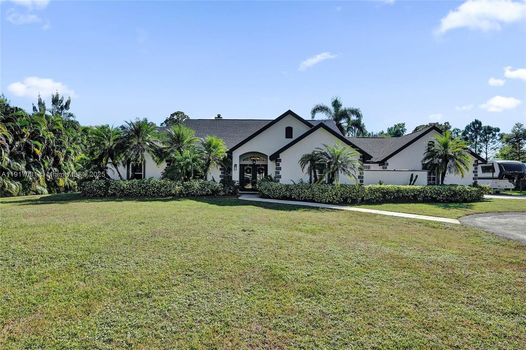 For Sale: $835,000 (4 beds, 2 baths, 2552 Square Feet)