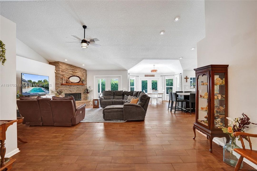 For Sale: $835,000 (4 beds, 2 baths, 2552 Square Feet)