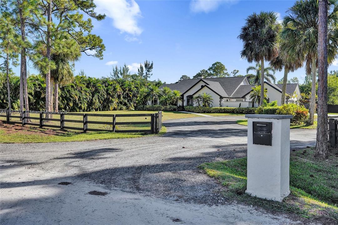For Sale: $835,000 (4 beds, 2 baths, 2552 Square Feet)